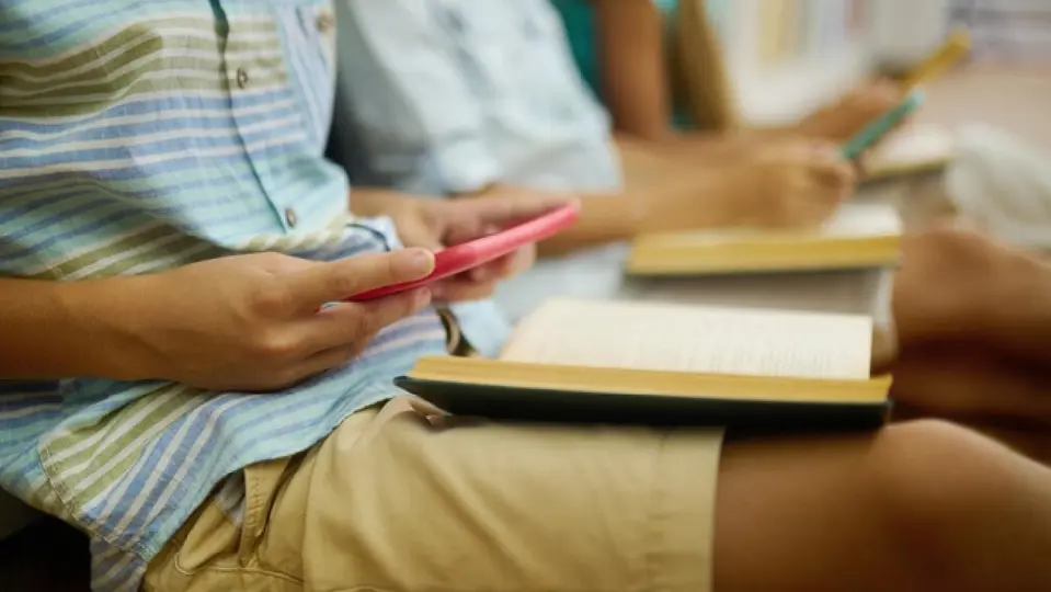 Lo que la Universidad estudia es una posible regulación del uso de celulares dentro de las aulas / Magnific