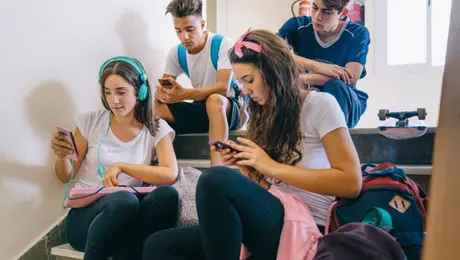 ¿Adiós al celular en la UNAM? Rector revela qué pasará en bachillerato y licenciatura