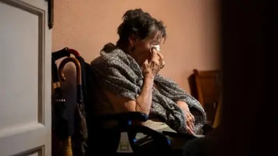 ¿Por qué desalojaron a Maricarmen? Mujer de 87 años pierde la casa donde vivió desde 1956