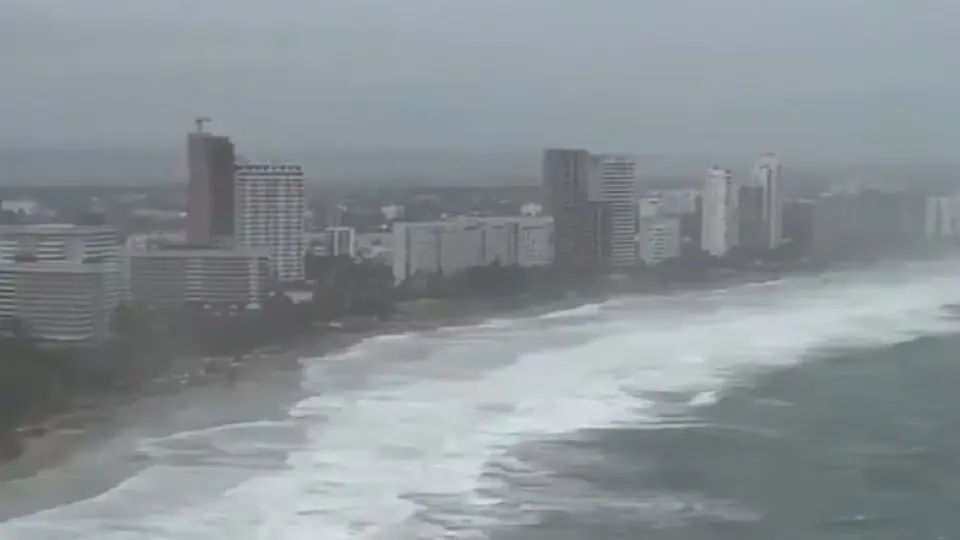 Huracán Polo vuelve a categoría 5 y golpea con lluvias al Pacífico mexicano