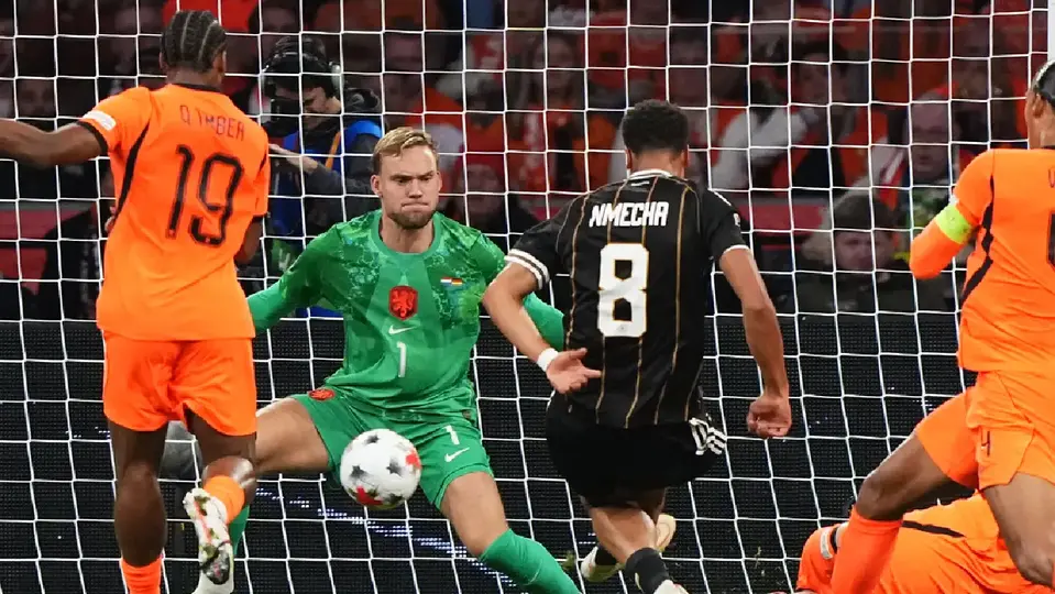 Felix Nmecha, jugador de Alemania, en disparo a gol ante Países Bajos | AP