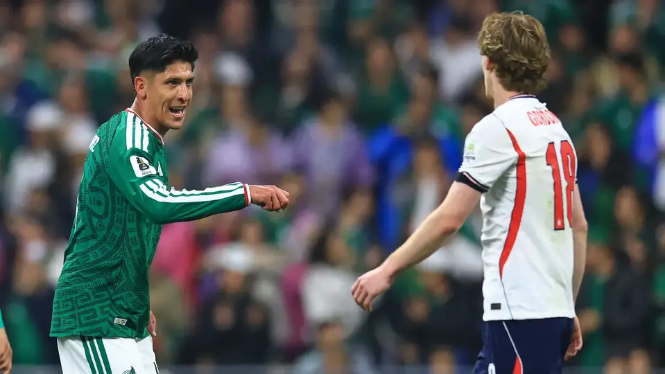 Anthony Gordon y Edson Álvarez, en el México vs Inglaterra de la Copa del Mundo 2026 | MEXSPORT