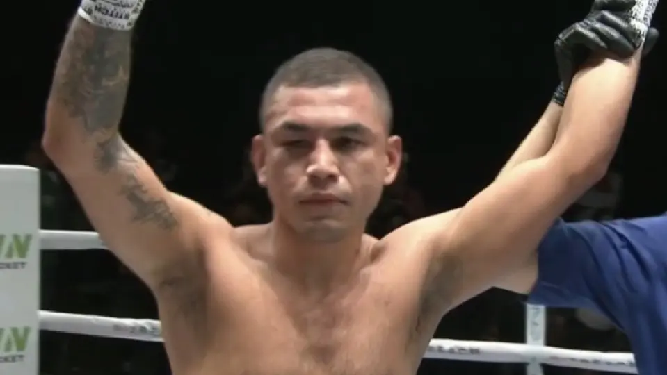 Logan Hernández con los brazos en alto en Japón | X:@joseenriquebox