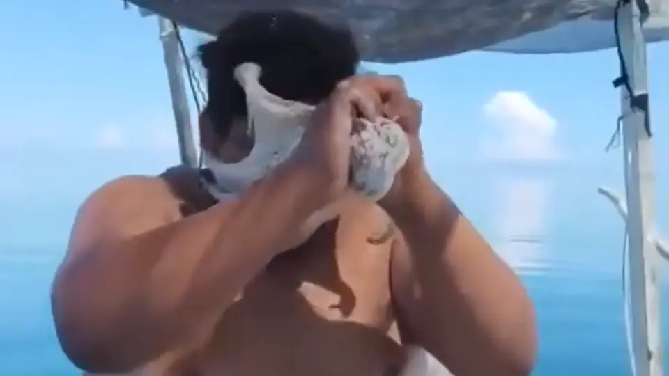 El molusco se aferró al rostro del hombre poco después de ser sacado del mar./@ehiramhurtado