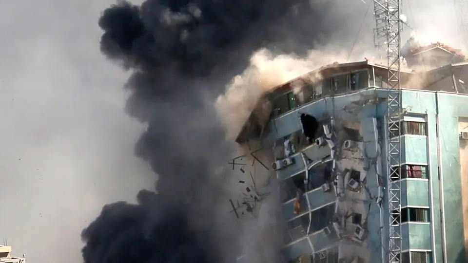 Israel bombardea agencias de noticias AP y Al Jazeera en Gaza
