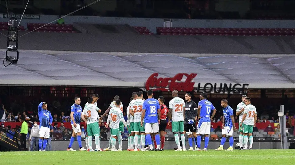 Cruz Azul vs León: Grito homofóbico apareció en el Estadio Azteca y detuvo el juego