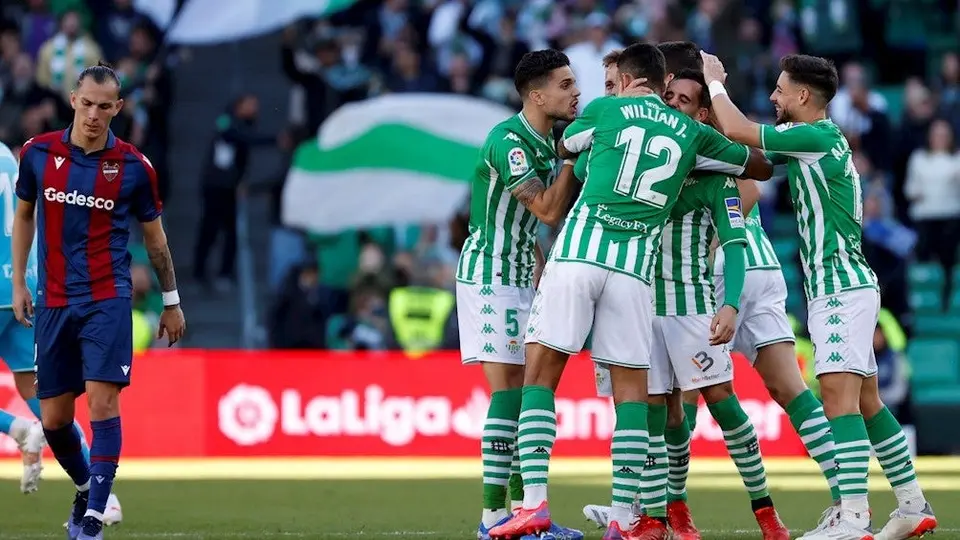 Lainez y Guardado, con minutos en victoria del Betis sobre Levante