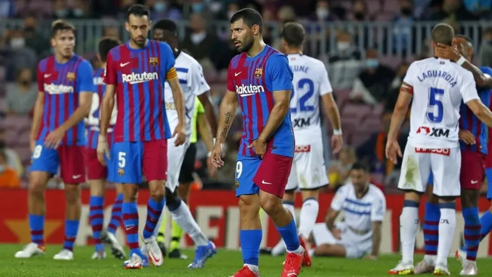 Barcelona: Xavi Hernández desmintió rumores sobre el retiro de Kun Agüero