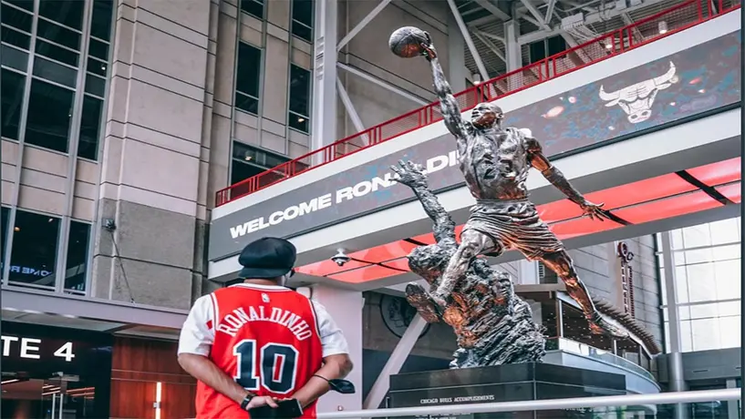 Ronaldinho visitó la casa de los Bulls de Chicago