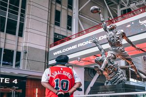 Ronaldinho visitó la casa de los Bulls de Chicago