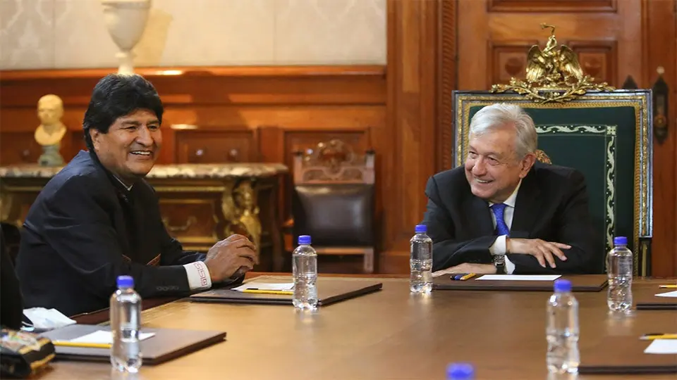 Evo Morales le regaló a AMLO un cuadro con hojas de coca