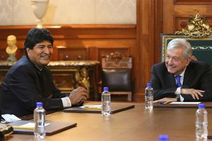 Evo Morales le regaló a AMLO un cuadro con hojas de coca