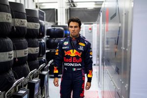 Checo Pérez: 'Debemos meter presión a los Mercedes para luchar por el podio'