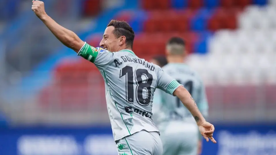Andrés Guardado anotó gol con el Real Betis a pase de Diego Lainez ante el Eibar