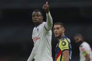 América: Aficionados cambiaron profesión de Yustin Arboleda a carnicero tras lesión de López