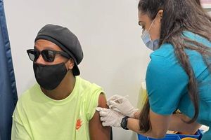 Ronaldinho presumió que ya fue vacunado contra el Coronavirus