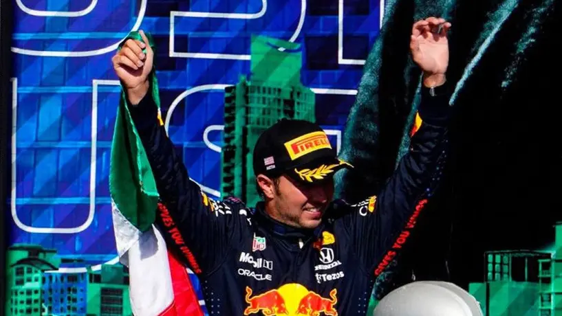 Fernando Alonso sobre Checo Pérez en Red Bull: 'Siempre está ayudando al equipo'
