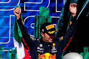 Fernando Alonso sobre Checo Pérez en Red Bull: 'Siempre está ayudando al equipo'