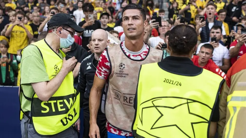 Video: Cristiano Ronaldo noqueó con balonazo a guardia de seguridad