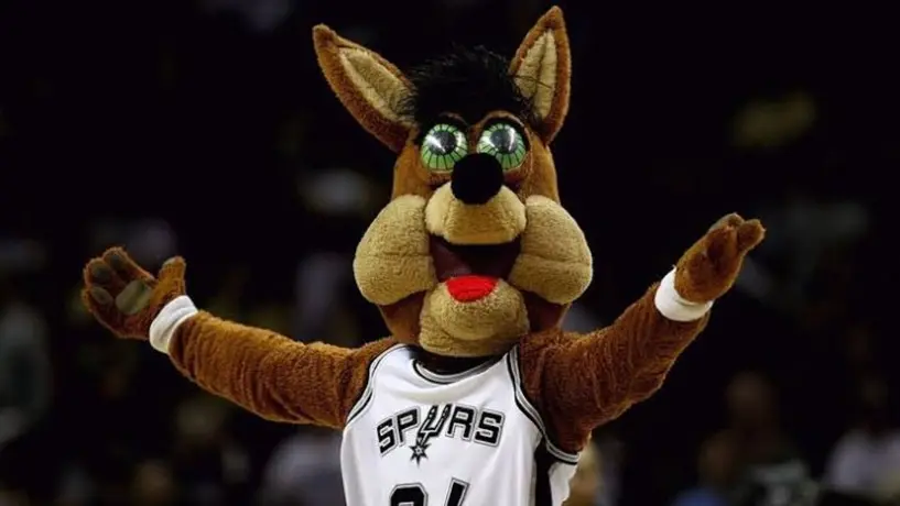 Video: Coyote, mascota de Spurs, cupido en emotiva propuesta de matrimonio