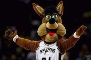 Video: Coyote, mascota de Spurs, cupido en emotiva propuesta de matrimonio