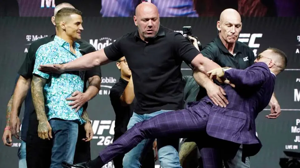 Video: McGregor tiró patada a Poirier en careo previo a su pelea