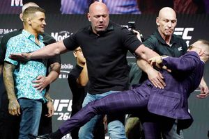 Video: McGregor tiró patada a Poirier en careo previo a su pelea