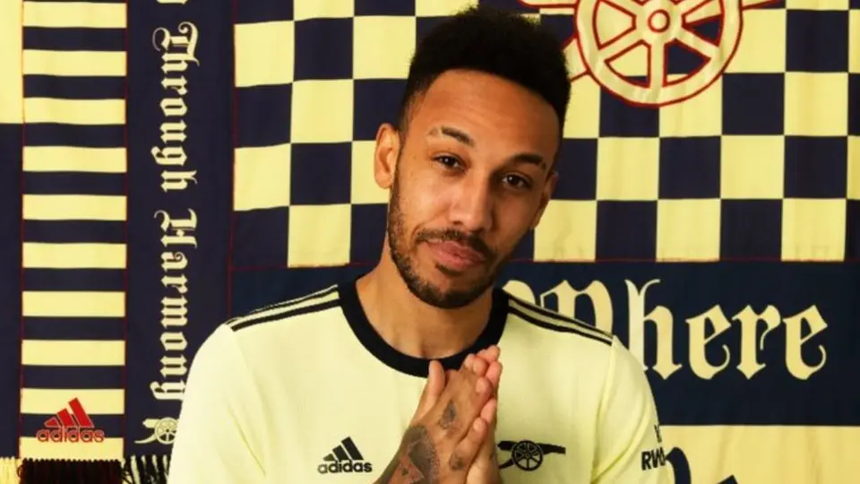 Premier League: Arsenal presentó su nuevo uniforme con el clásico cañón como escudo