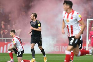 Video: Guardia de seguridad 'metió gol' con un vibrador en Tercera División de Inglaterra