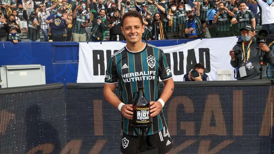 Chicharito Hernández: Galaxy festejó 'hat-trick' del mexicano con corrido