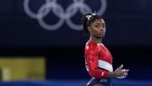 Simone Biles: 'Es difícil ser atleta mujer; todos rezan por tu caída'