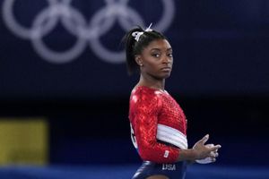 Simone Biles: 'Es difícil ser atleta mujer; todos rezan por tu caída'