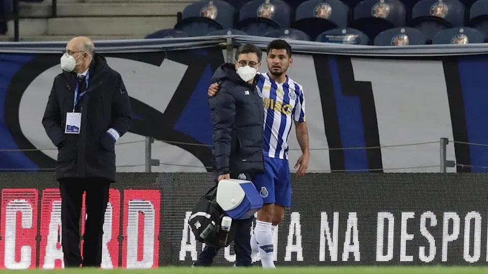 Tecatito Corona salió lesionado en victoria del Porto