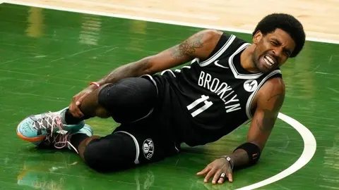 Nets: Kyrie Irving sufrió un esguince de tobillo en derrota vs Bucks