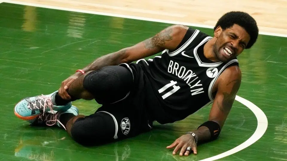 Nets: Kyrie Irving sufrió un esguince de tobillo en derrota vs Bucks
