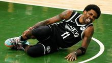 Nets: Kyrie Irving sufrió un esguince de tobillo en derrota vs Bucks