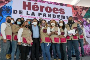Alcalde De la Rosa entregó mil 680 reconocimientos a personal de salud