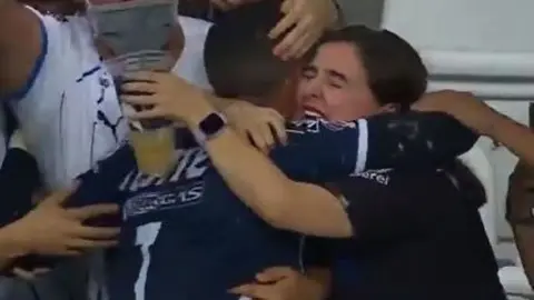 Aficionada de Rayados que abrazó a Funes Mori en gol anulado: "Huele delicioso, se los juro"