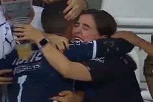Aficionada de Rayados que abrazó a Funes Mori en gol anulado: "Huele delicioso, se los juro"