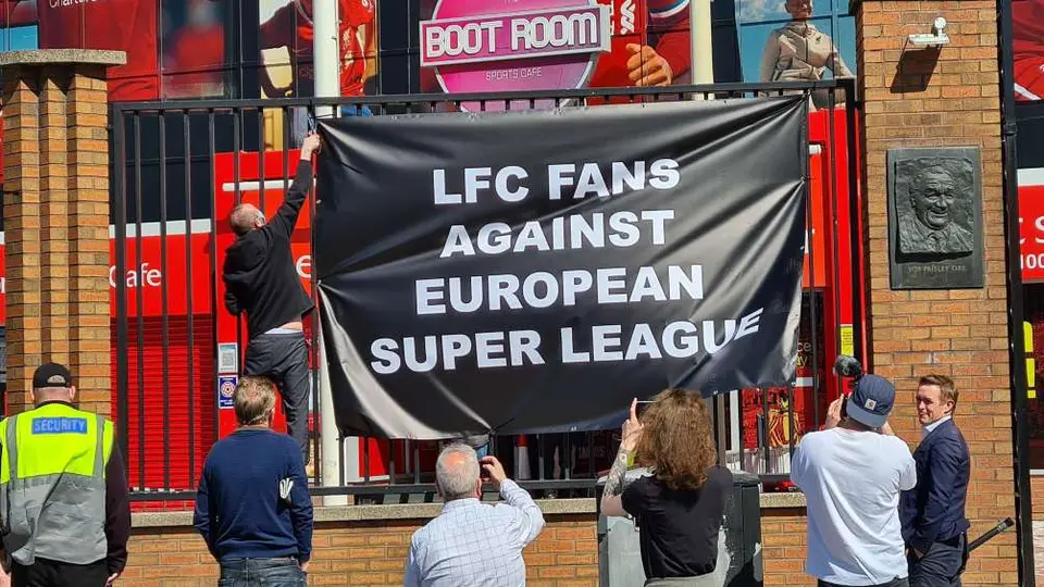 Superliga europea: Aficionados de Liverpool protestaron en contra de la nueva competición