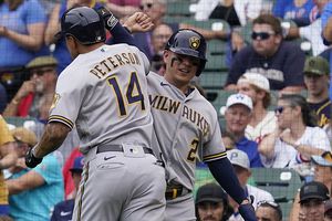 MLB: Luis Urías, primer mexicano en conectar 5 extra bases en un juego