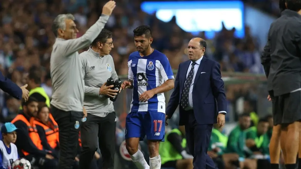 Tecatito Corona seguirá en el Porto, aseguró su representante