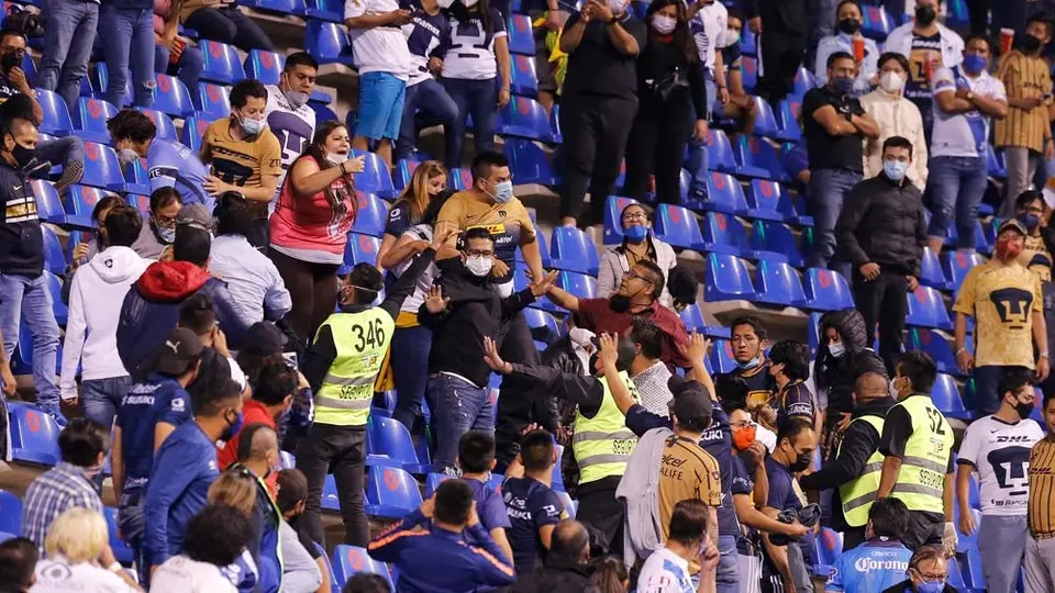 Puebla: Afición de La Franja y Pumas protagonizan pelea en el Estadio Cuauhtémoc