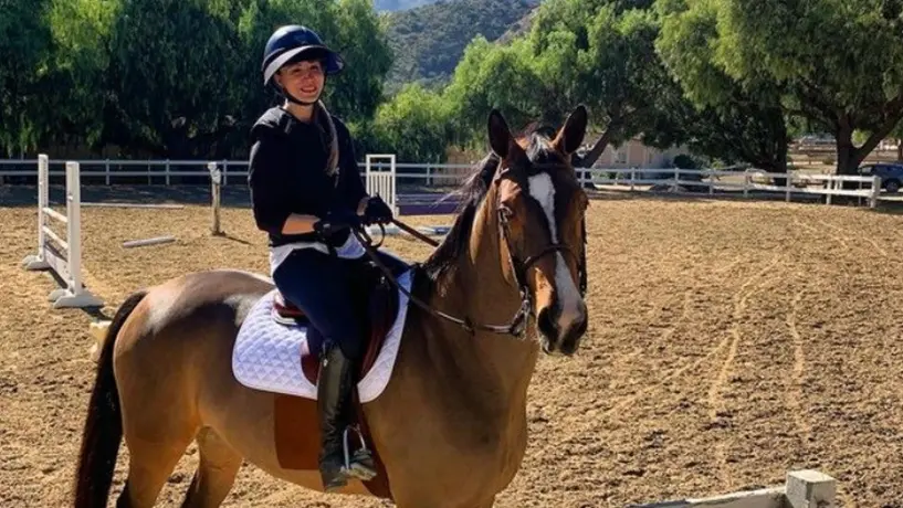 Actriz Kaley Cuoco se ofreció a comprar caballo maltratado en Tokio 2020