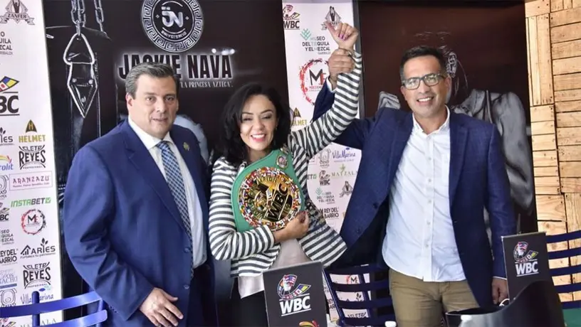 Jackie Nava recibió homenaje del CMB por sus 20 años en el boxeo profesional