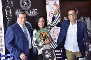 Jackie Nava recibió homenaje del CMB por sus 20 años en el boxeo profesional