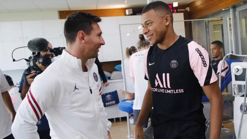 Messi: Kylian Mbappé le dio la bienvenida a La Pulga al PSG