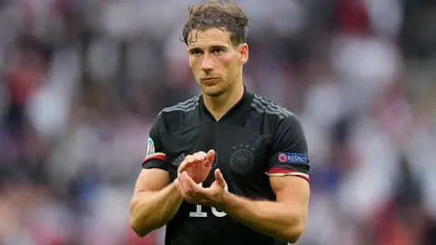 León Goretzka utiliza el peso de su novia para brutal rutina de ejercicio