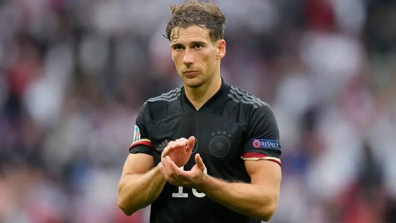 León Goretzka utiliza el peso de su novia para brutal rutina de ejercicio