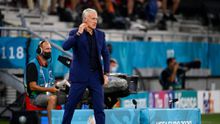 Video: Didier Deschamps se quedó encerrado y aficionados le ayudaron